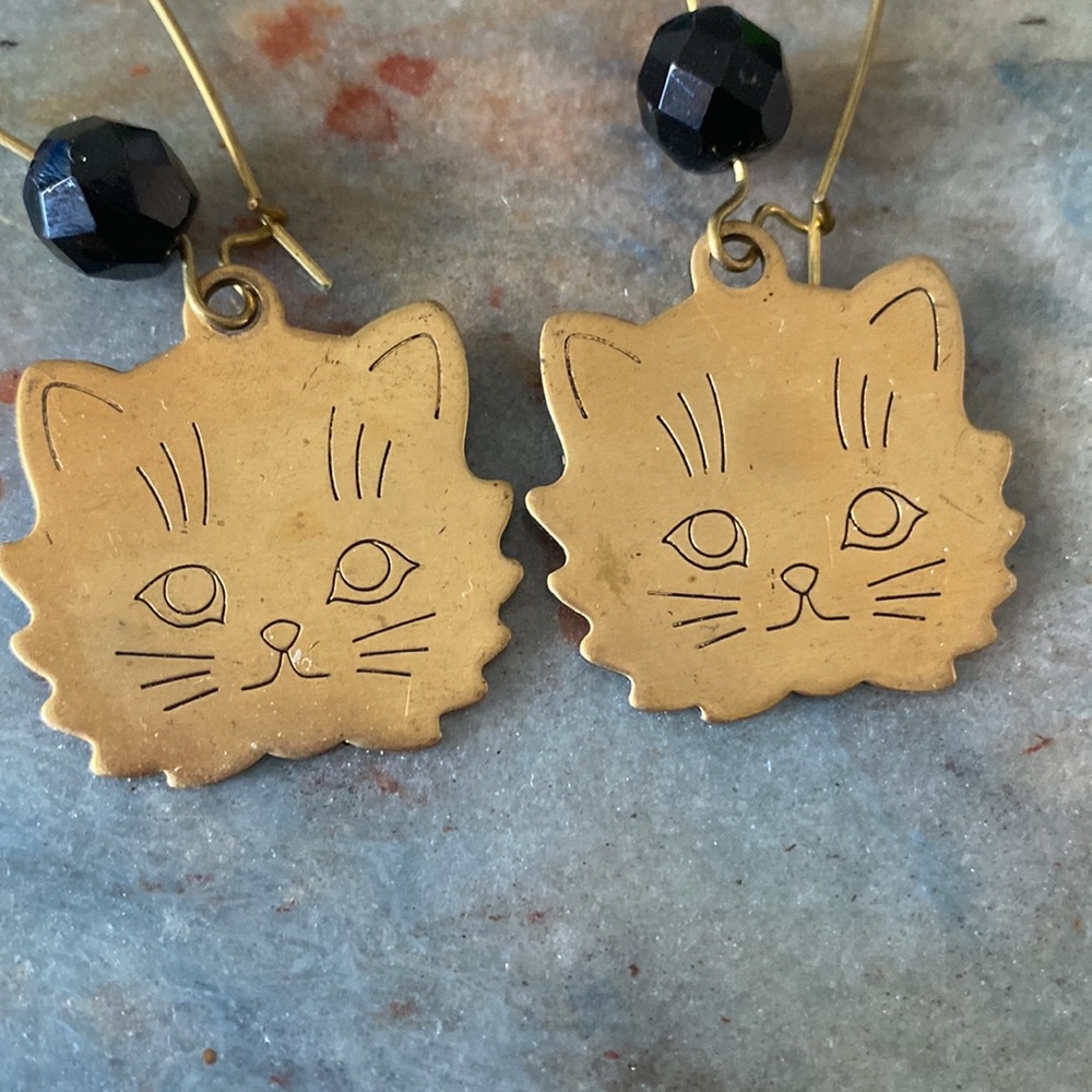 Cat gold tone charm earrings 🐈‍⬛🐈 - Picture 2 of 4